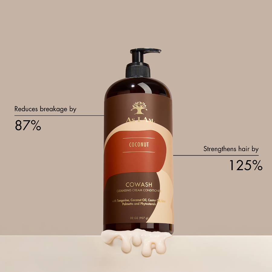 Cowash reinigende crème conditioner fles met kokosnootsmaak op een beige achtergrond