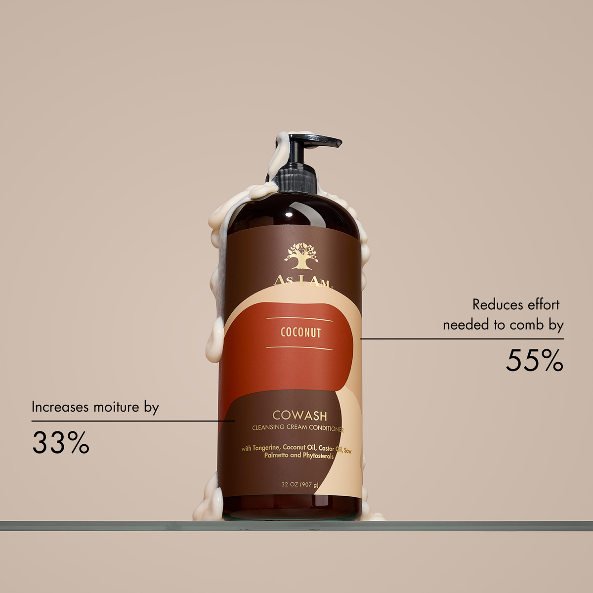 Cowash kokosnoot reinigende crème conditioner fles met pomp op een beige achtergrond