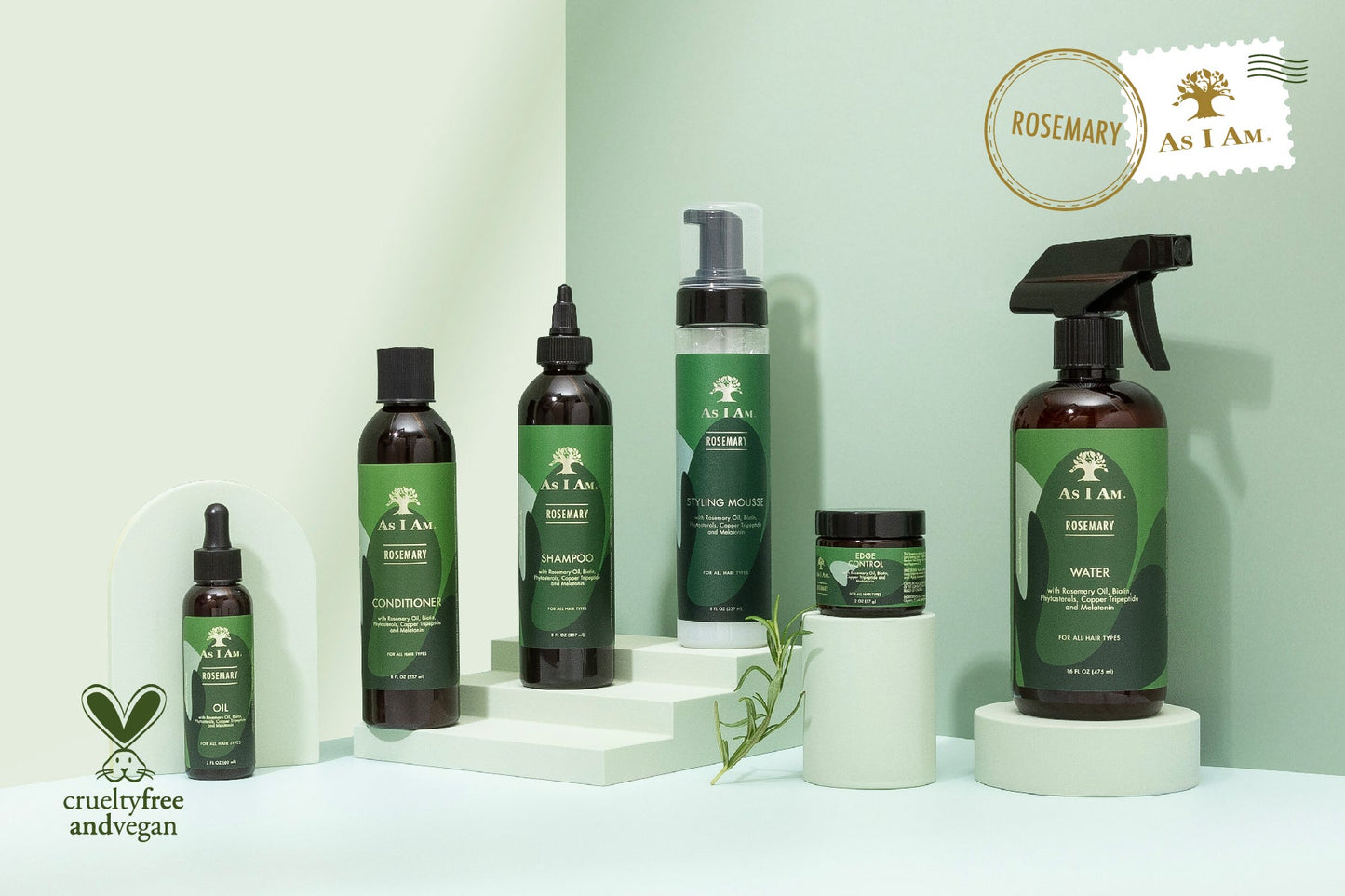 Colección de productos ecológicos para el cuidado de la piel sobre una superficie blanca con un fondo verde claro, con la marca Rosemary As I Am.