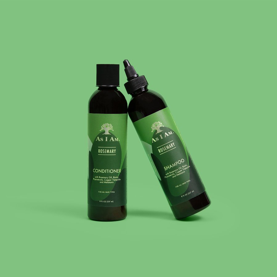 Zwei Flaschen As I Am Rosmarin-Shampoo und -Conditioner auf grünem Hintergrund