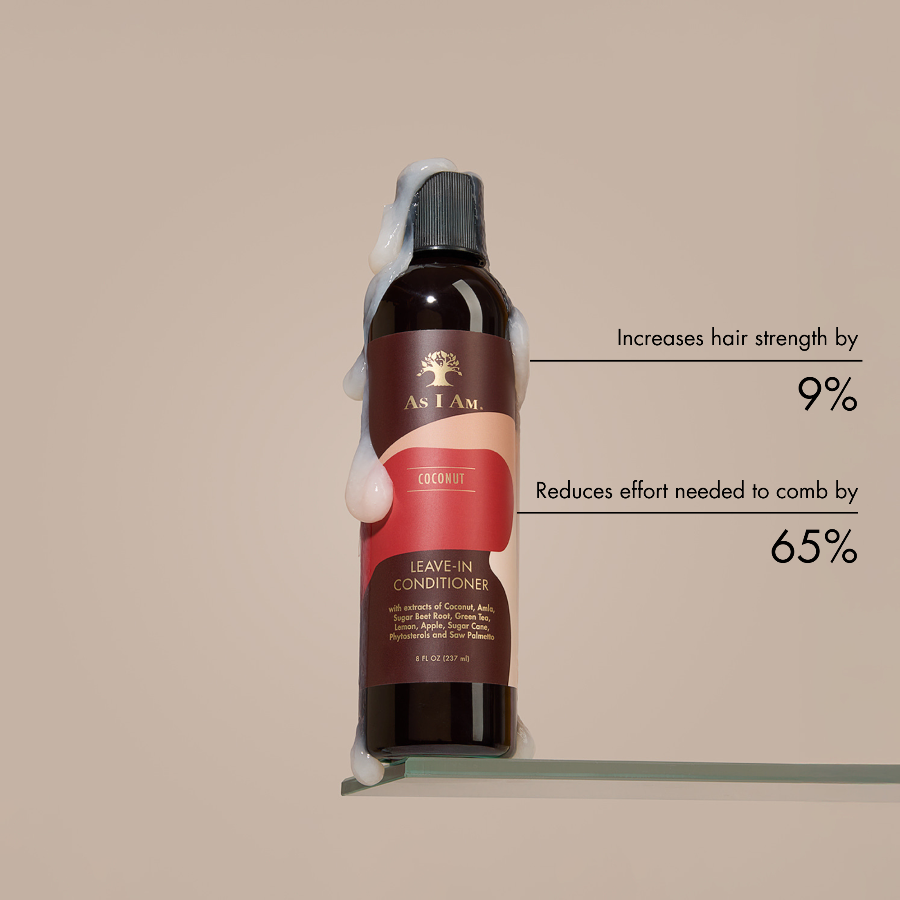 Leave-in-Conditioner-Flasche mit Kokosnussgeschmack auf beigem Hintergrund