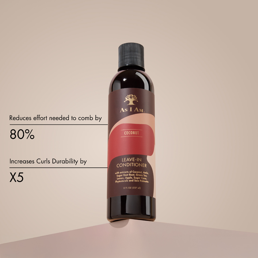 Leave-in-Conditioner-Flasche mit Etikett auf beigem Hintergrund