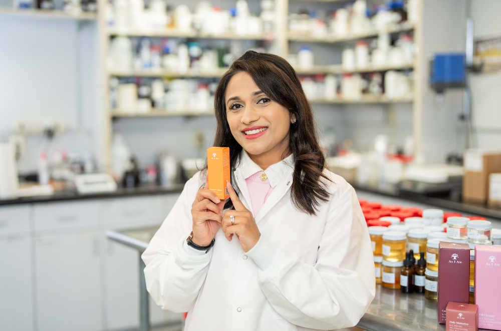 Mujer sosteniendo un producto en una farmacia