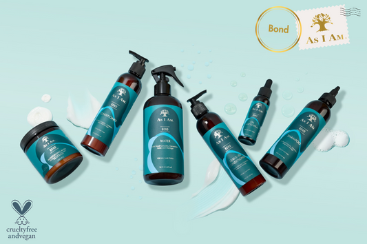 Conjunto de botellas azules para el cuidado de la piel con dispensadores de bomba sobre un fondo azul claro, con la marca «Bond As I Am».