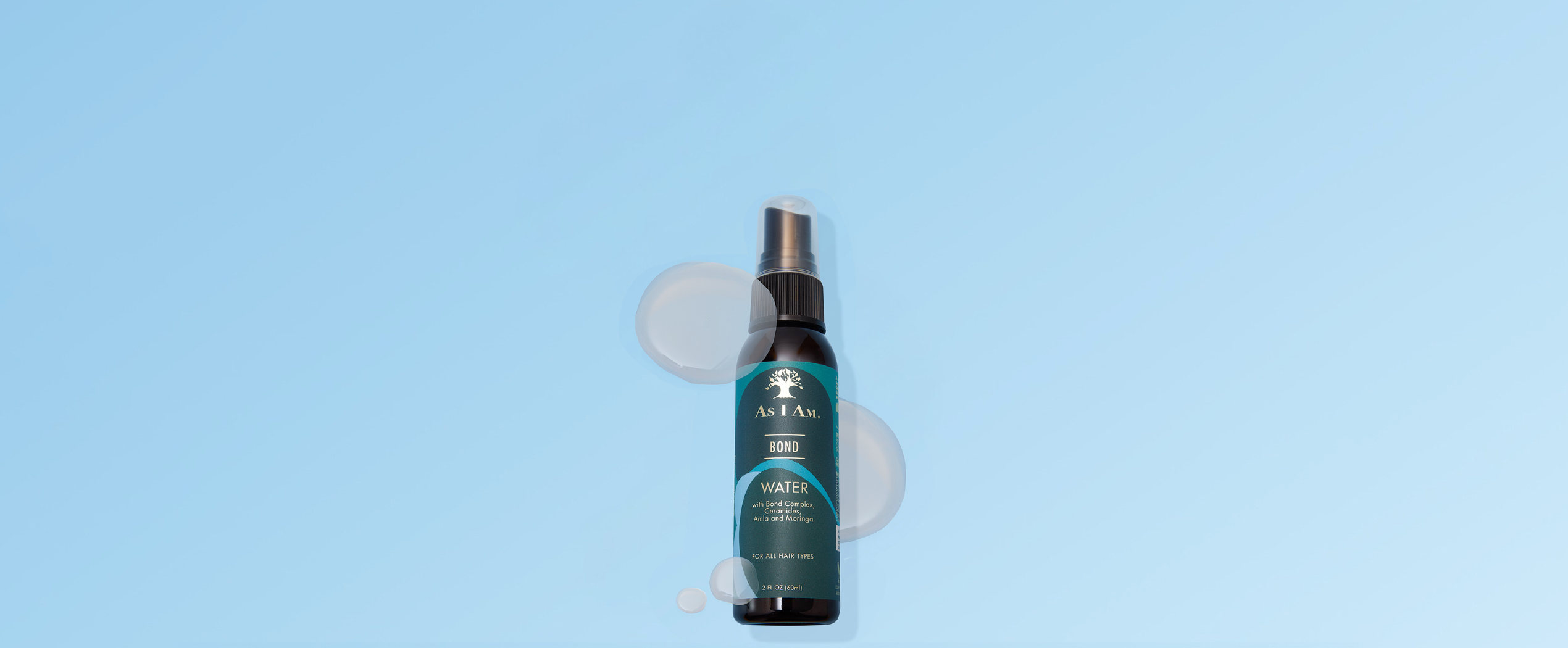 Botella de producto Aveda sobre fondo azul claro.