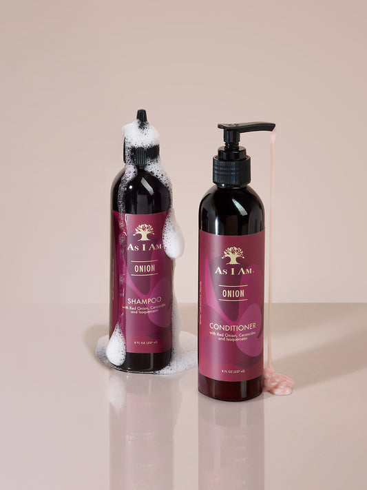 Shampoo- und Conditionerflaschen mit sichtbarem Schaum auf beigem Hintergrund