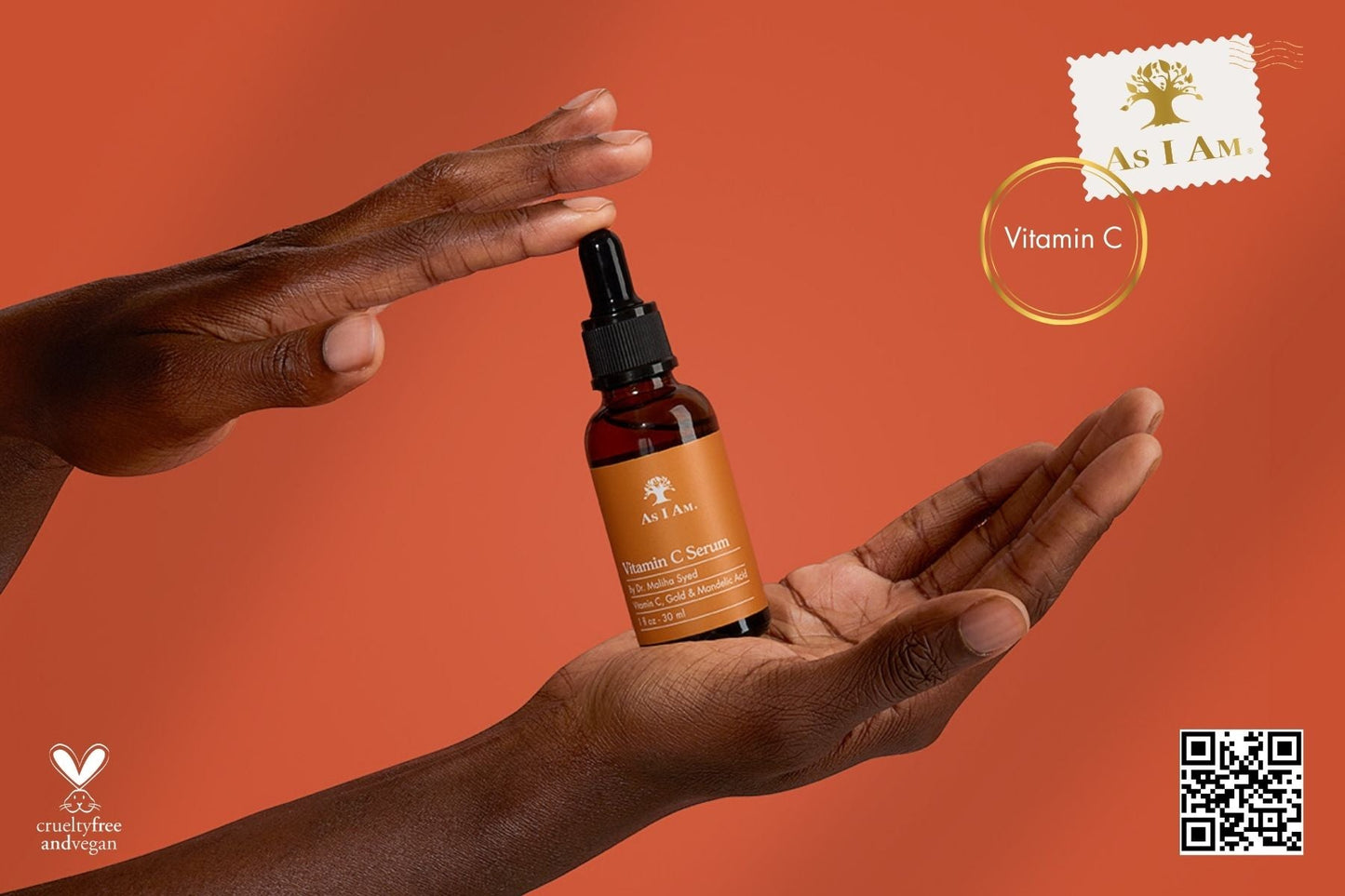 Hand, die eine Flasche As I Am Vitamin C Serum vor einem orangefarbenen Hintergrund hält